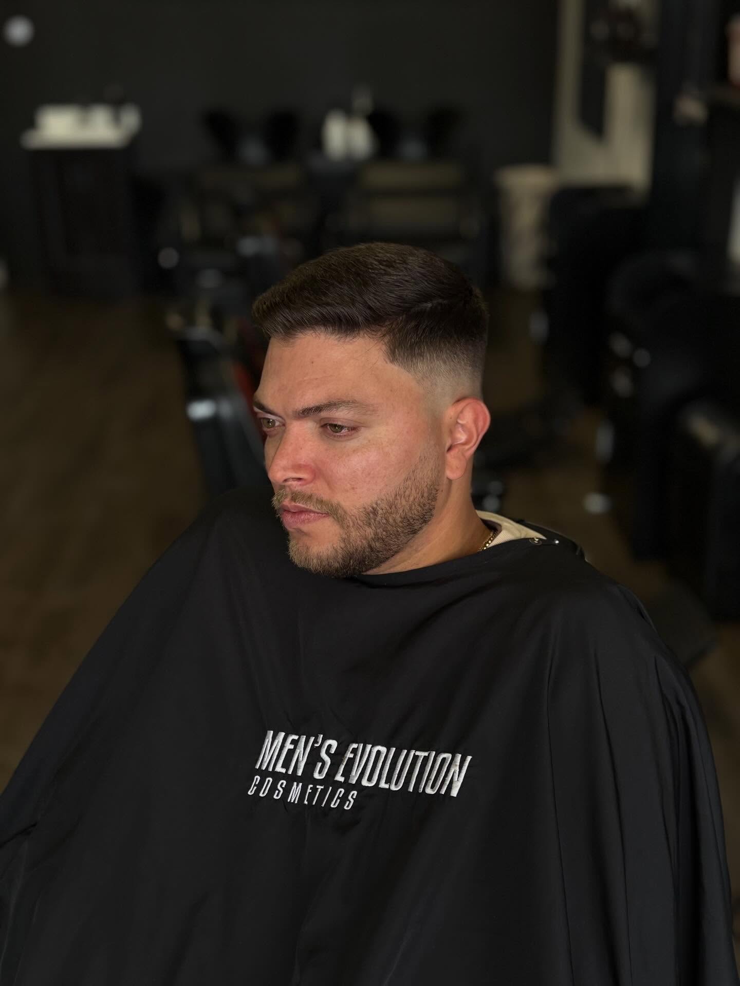 “A Phoenix Barbershop é aquele tipo de lugar que você entra e já sente que está em boas mãos. O atendimento é atencioso, o ambiente é organizado e o clima é sempre positivo. Os barbeiros trabalham com muito cuidado, entendem exatamente o estilo que você quer e entregam um resultado limpo, preciso e moderno. A barbearia oferece corte, barba, hidratação e limpeza de pele com a mesma qualidade em todos os serviços. Dá para perceber que existe dedicação de verdade. Recomendo sem pensar duas vezes.”